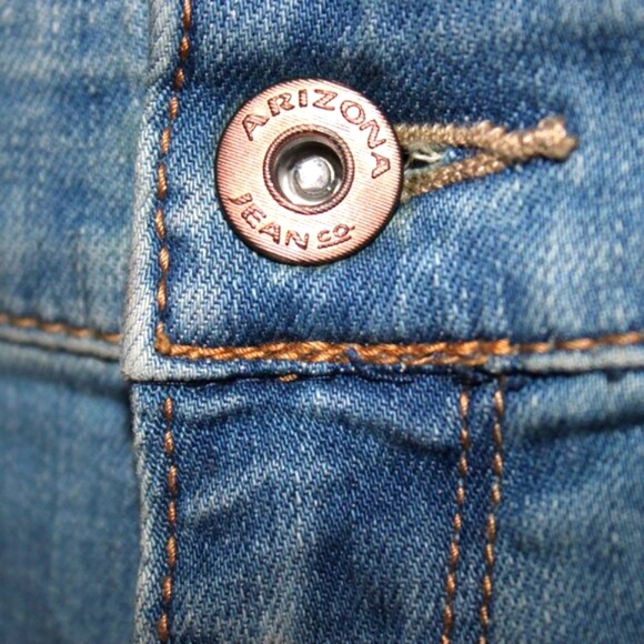 Arizona THRASHED Cuffed Crop Jeans โ Size 11 โ Light Wash - Picture 10 of 12